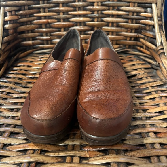 Biza Brown Embossed Leather Mules size 8.5 - Picture 8 of 9